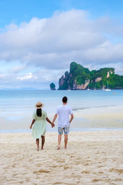 Koh Phi Thailandia Paio Uomini Donne Che Camminano Sulla Spiaggia — Foto Stock