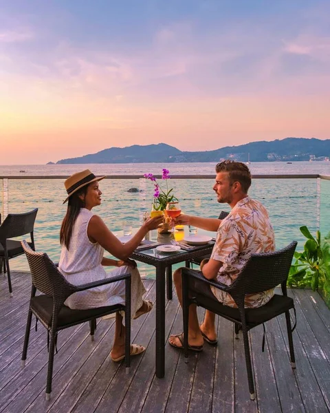 Pareja Con Cóctel Junto Una Mesa Frente Mar Atardecer Phuket —  Fotos de Stock