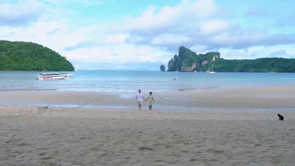 Koh Phi Thajsko Pár Mužů Ženy Procházející Pláži Ranním Slunci — Stock video