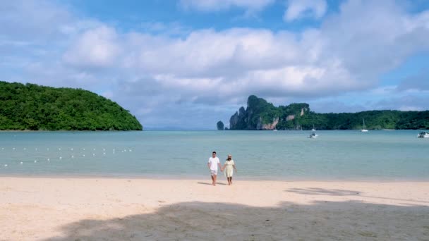 Koh Phi Thailand Пара Чоловіків Жінки Ходять Пляжі Під Ранковим — стокове відео