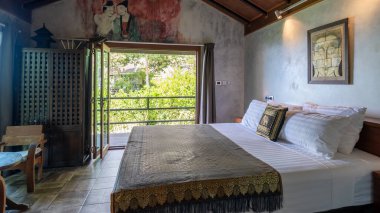 Koh Kood Tayland Ekim 2022, Lüks Asyalı yatak odası Tayland 'da bir tropikal bahçede tatil bungalovunda.