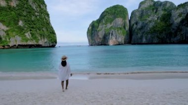 Koh Phi Phi Tayland, Asyalı Taylandlı kadınlar Maya Körfezi sahilinde yürüyorlar.. 