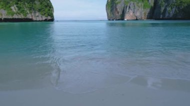 Sabahın erken saatlerinde Koh Phi Tayland sahilinde turist olmayan boş Maya plajı.