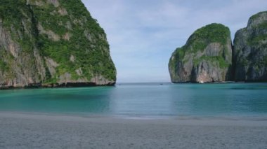 Sabahın erken saatlerinde Koh Phi Tayland sahilinde turist olmayan boş Maya plajı.