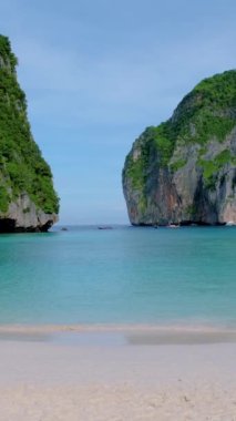 Sabahın erken saatlerinde Koh Phi Tayland sahilinde turist olmayan boş Maya plajı.