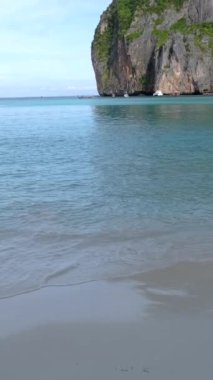 Sabahın erken saatlerinde Koh Phi Tayland sahilinde turist olmayan boş Maya plajı.