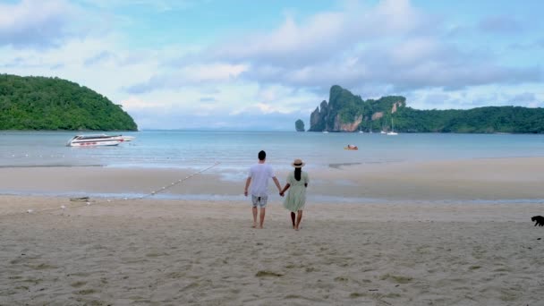 Пхи Таиланд Пара Мужчин Женщин Гуляющих Пляжу Утренним Солнцем Далам — стоковое видео