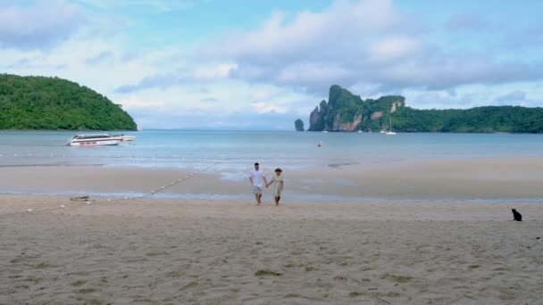 Пхи Таиланд Пара Мужчин Женщин Гуляющих Пляжу Утренним Солнцем Пара — стоковое видео