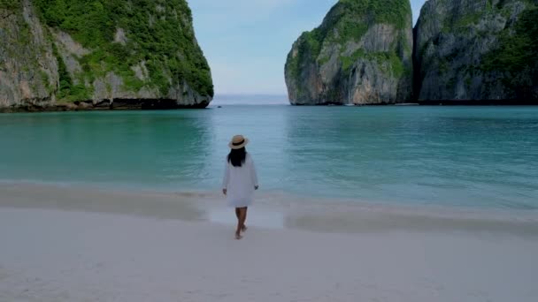 Koh Phi Phi Tailandia Mujeres Tailandesas Asiáticas Con Sombrero Caminando — Vídeos de Stock
