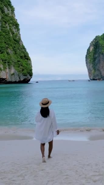 朝のマヤビーチ コピピタイ マヤ湾のビーチで帽子を歩くアジアのタイ人女性 — ストック動画