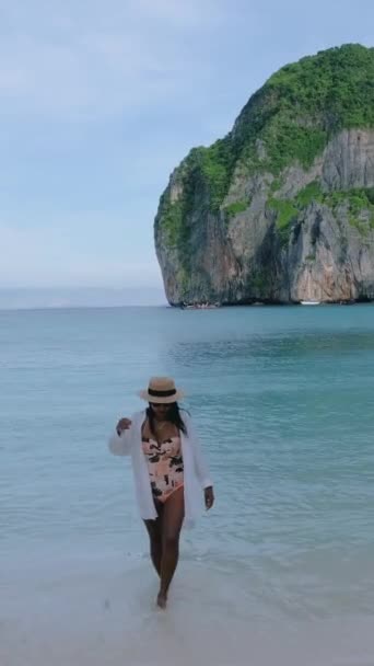 マヤベイのビーチを歩く帽子をかぶったアジア系タイ人女性 — ストック動画
