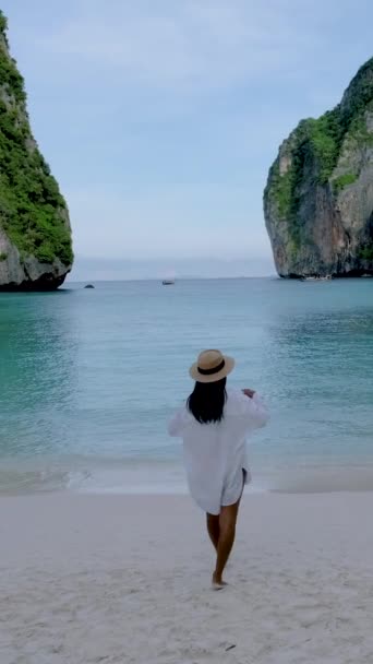 Koh Phi Phi Thailand 亚洲泰国妇女 戴着帽子在玛雅湾海滩散步 — 图库视频影像