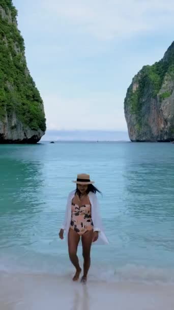 午前中のマヤビーチ 朝のマヤ湾のビーチで帽子を歩くアジアのタイ人女性 — ストック動画