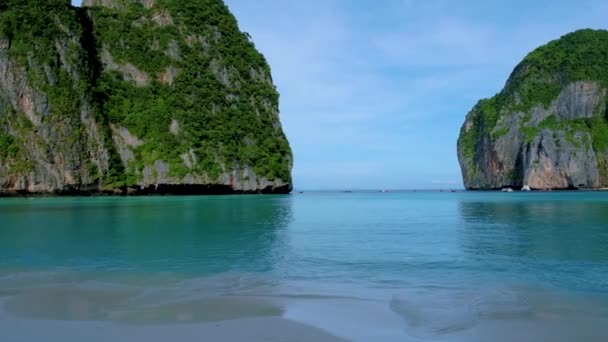 ピピ島タイ早朝の空のマヤビーチ ビーチでの観光客なし マヤビーチでの穏やかな朝 — ストック動画