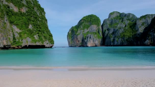 ピピ島タイ空のマヤのビーチ早朝にビーチで観光客なし — ストック動画