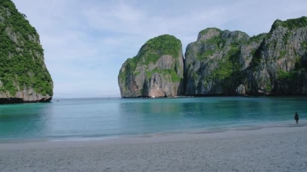 ピピ島タイ空のマヤのビーチ早朝にはビーチで観光客がいません — ストック動画