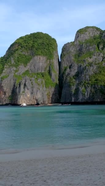 ピピ島タイ 空のマヤのビーチ早朝には観光客がいないコピピ島タイ — ストック動画
