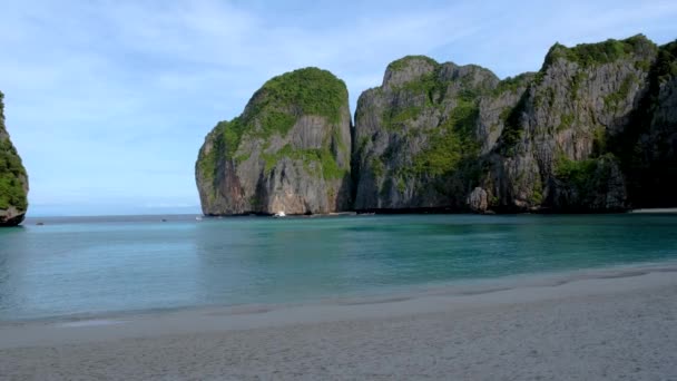 コピピ島のビーチで観光客がいない早朝の空のマヤビーチタイ — ストック動画