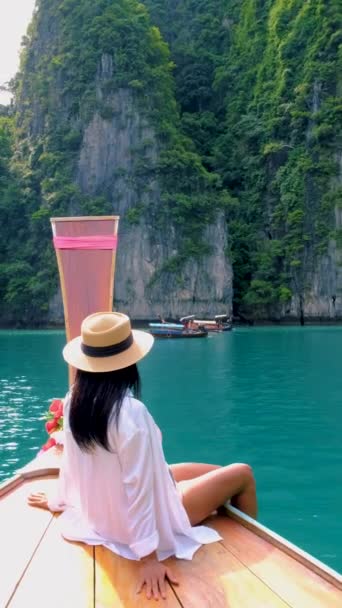 Thailändische Frauen Vor Dem Longtail Boot Der Pileh Lagune Mit — Stockvideo