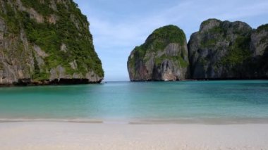 Koh Phi Phi Tayland sabahın erken saatlerinde sahilde turist olmadan Maya plajını boşaltır.