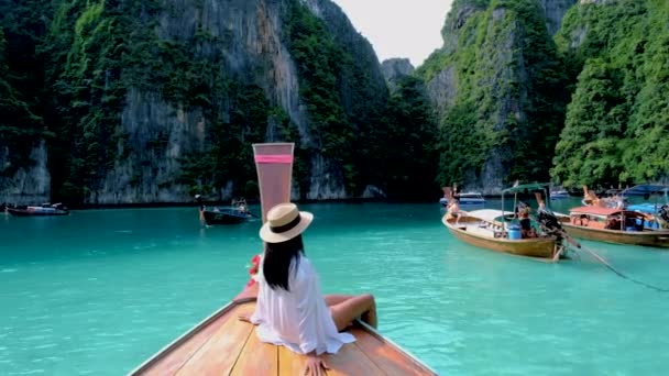 ピピ島のエメラルドグリーンの海のあるピレ ラグーンのアジア系タイ人女性 ロングテールボートの前の女性 — ストック動画