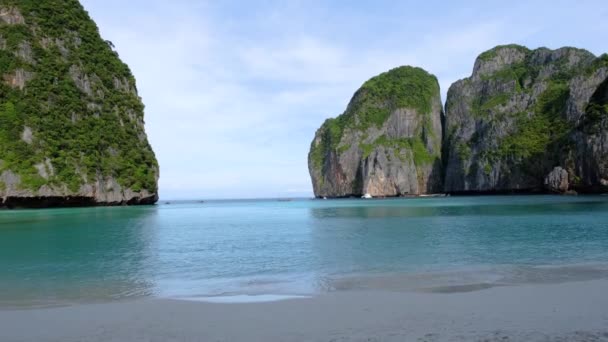 Koh Phi Phi Thailand在清早清空了Maya海滩 早上Koh Phi Phi海滩上没有游客 — 图库视频影像