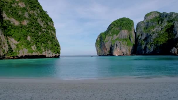 아침에는 타이가 해변을 비웠고 아침에는 Koh Phi Phi 해변에 관광객 — 비디오