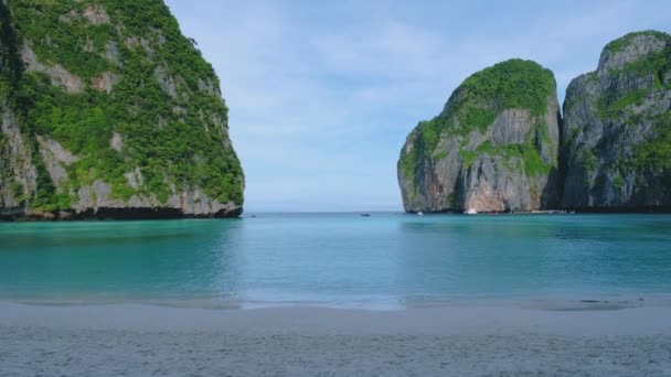 ピピ島タイ早朝の空のマヤビーチ ビーチでの観光客なし マヤビーチでの穏やかな朝 — ストック動画