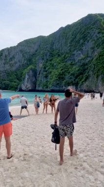 Koh Phi Phi Tayland plajı. Sabahın erken saatlerinde Maya sahilinde turistlerle. 