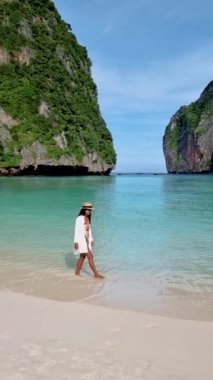 Taylandlı kadınlar Koh Phi Phi Tayland sahilinde yürüyorlar. Maya Körfezi 'nde Tayland' ın ünlü plajı.