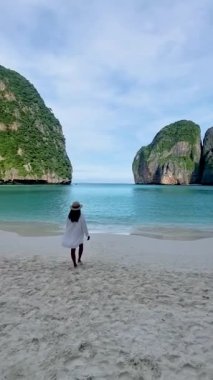 Taylandlı kadınlar Koh Phi Phi Tayland sahilinde yürüyorlar. Maya Körfezi 'nde Tayland' ın ünlü plajı.