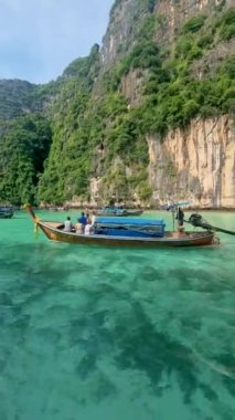 Pileh Lagoon Koh Phi Phi Thailand ve Koh Phi Phi Tayland 'da yeşil zümrüt okyanusu sabah, turkuaz renkli okyanusla