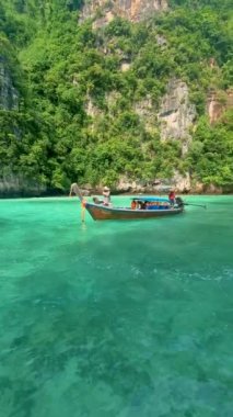 Pileh Lagoon Koh Phi Phi Thailand ve Koh Phi Phi Tayland 'da yeşil zümrüt okyanusu sabah, turkuaz renkli okyanusla