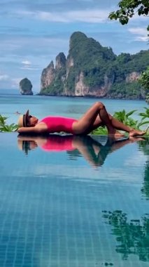 Koh Phi Tayland 'da sonsuz havuzun kenarında mayo giymiş Taylandlı bir kadın.. 
