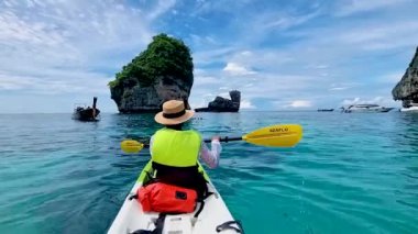 Koh Phi Phi Tayland adasında kanosu olan bir kadının arkası.. 