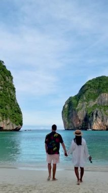 Koh Phi Tayland sahilinde yürüyen bir çift erkek ve kadın. Tayland 'ın ünlü plajı Maya Körfezi' nde.