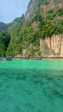 Pileh Lagoon Koh Phi Phi Thailand ve Koh Phi Phi Tayland 'da yeşil zümrüt okyanusu sabah, turkuaz renkli okyanusla