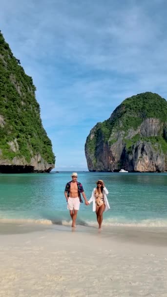 大清早清空玛雅人海滩 旺季期间在泰国Koh Phi Phi海滩没有游客 在海滩上散步的男女情侣 — 图库视频影像