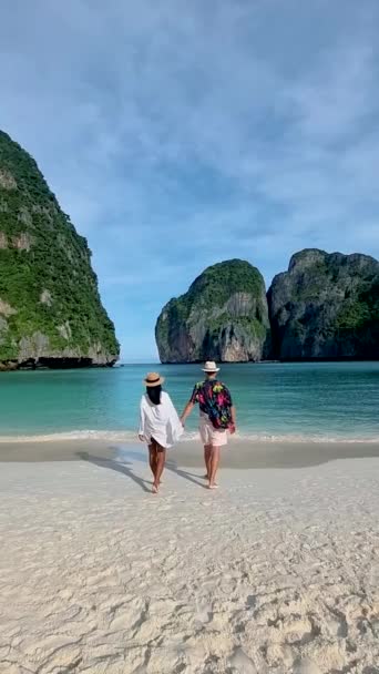 Bir Çift Erkek Kadın Phi Phi Adası Tayland Sahilinde Yürüyorlar — Stok video