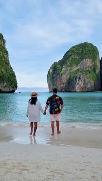 Prázdná Pláž Maya Brzy Ráno Pár Mužů Žen Chodí Pláži — Stock video