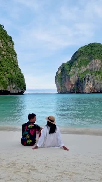 Praia Maya Vazia Início Manhã Par Homens Caucasianos Mulheres Tailandesas — Vídeo de Stock
