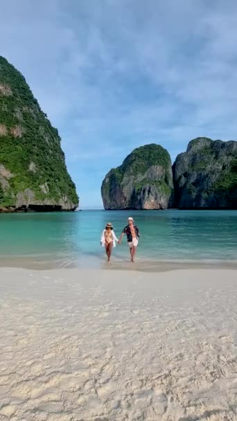 Playa Maya Vacía Koh Phi Phi Par Hombres Mujeres Caminando — Vídeo de stock