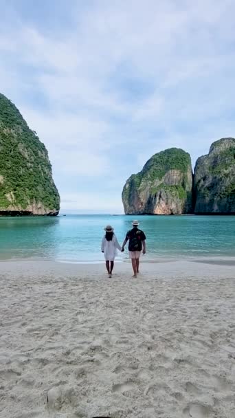 Par Homens Mulheres Caminhando Praia Koh Phi Phi Tailândia Maya — Vídeo de Stock