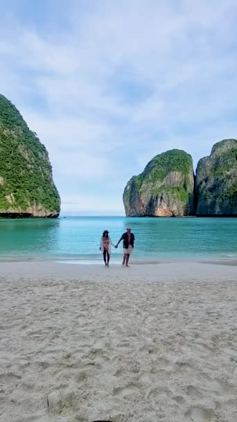 Par Homens Mulheres Andando Praia Koh Phi Phi Tailândia Baía — Vídeo de Stock