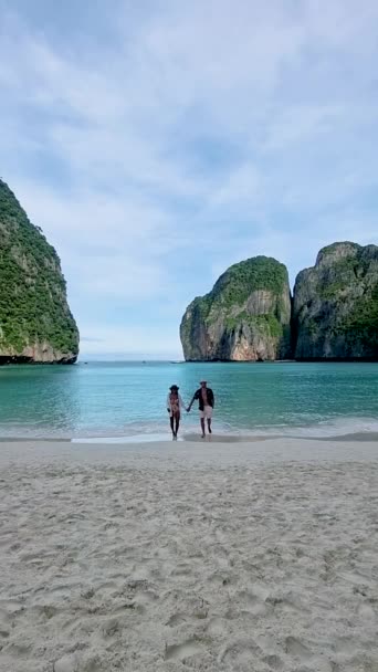Пара Чоловіків Жінок Гуляють Пляжем Koh Phi Phi Thailand Затоці — стокове відео
