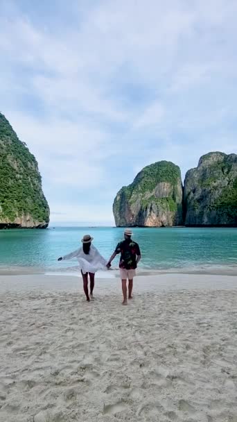 Par Homens Caucasianos Mulheres Asiáticas Andando Praia Koh Phi Phi — Vídeo de Stock
