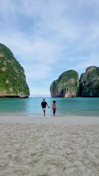 一对男女在泰国著名海滩玛雅湾的Koh Phi Phi泰国海滩上散步 — 图库视频影像