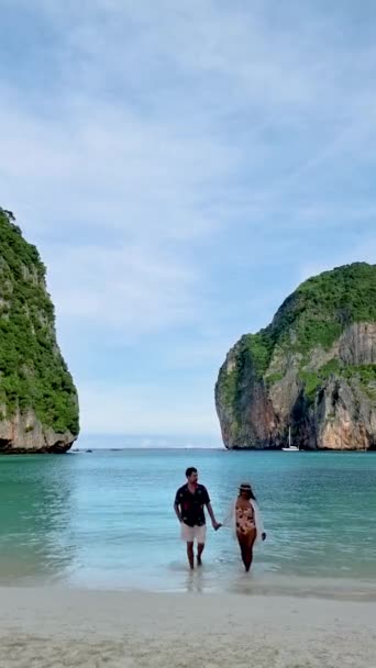 Koh Phi Tayland Sahilinde Yürüyen Bir Çift Erkek Kadın Tayland — Stok video