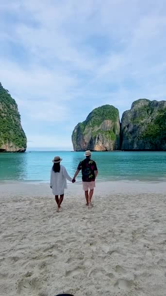 Пара Мужчин Женщин Идущих Пляжу Пхи Пхи Таиланд Заливе Майя — стоковое видео