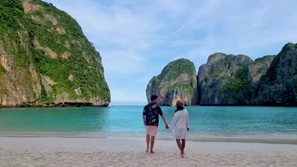 两名男男女女早上在玛雅湾的泰国Koh Phi海滩散步 — 图库视频影像